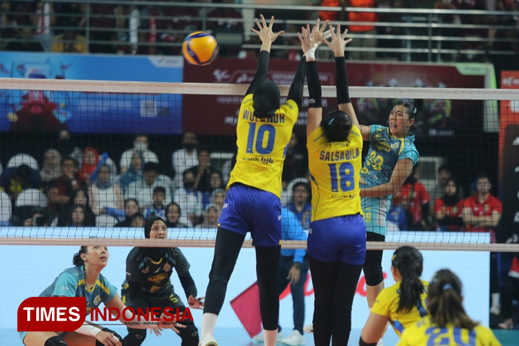 Bandung bjb Tandamata (kuning) harus mengakui keunggulan Jakarta Electric PLN pad lanjutan Proliga 2024 di GOR Ken Arok Malang, Sabtu (15/6/2024) malam. (Foto: Tria Adha/TIMES Indonesia)