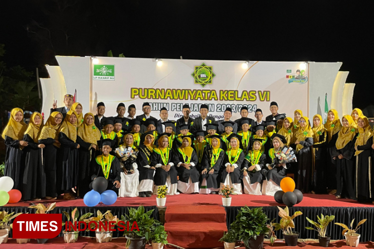 Foto bersama siswa purnawiyata dengan Kepala SD Nuris Pacitan bersama guru. (Foto: Rojihan/TIMES Indonesia)