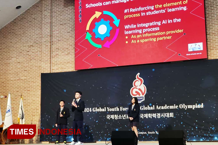 Siswa SMA VITA Surabaya saat melakukan presentasi dalam Kompetisi Global Youth Forum (GYF) 2024 di Korea Selatan. (FOTO: Dok.SMA VITA for TIMES Indonesia)
