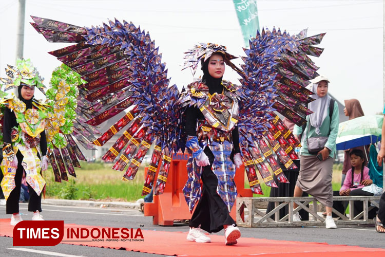 Fashion show busana daur ulang sampah plastik di Kabupaten Madiun memecahkan rekor MURI. (FOTO: Humas Pemkab Madiun/TIMES Indonesia)