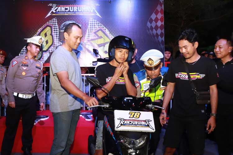Kapolres Malang Berikan Hadiah 2 Unit Motor di Ajang Kanjuruhan Street Race Seri 18