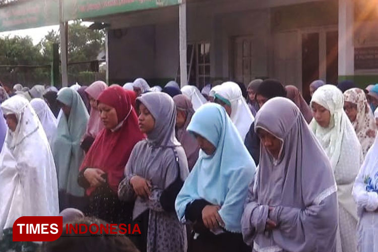Ratusan Jamaah Ibadurrahman di Kabupaten Jombang yang Menggelar Salat Idul Adha Lebih Cepat. (FOTO : Rohmadi/TIMES Indonesia)