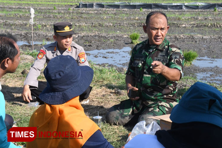 Danrem 081/DSJ Kolonel Inf H. Sugiyono saat berdialog dengan petani Madiun. (FOTO: dok TI)