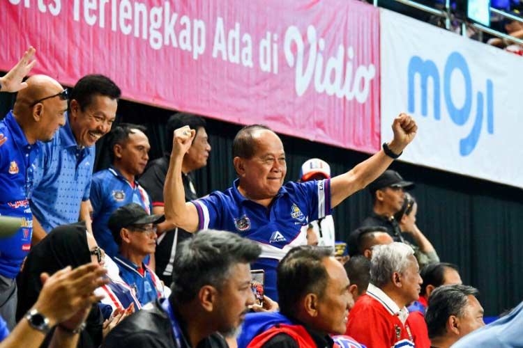 Wakil Ketua MPR RI Syarief Hasan saat memberikan dukungan kepada Tim Voli Putera Jakarta LaVani di Proliga 2024, di GOR Ken Arok, Malang, Sabtu malam (15/6/2024).