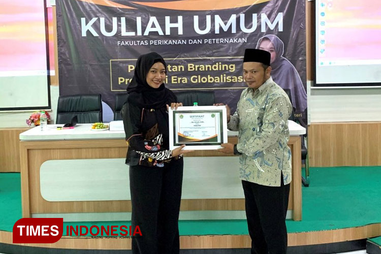 Pemberian sertifikat pemateri oleh Suyoto, S.Pi, M.Agr kepada Nur Aisyah, A.Md, di acara Kuliah Umum Fakultas Perikanan dan Peternakan Unisla. Jum'at, (14/06/2024). Foto: AJP Unisla for TIMES INDONESIA)