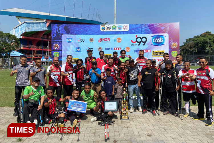Para pemenang sepak bola amputasi Kapolresta Malang Kota Cup yang diselenggarakan di Mini Soccer luar Stadion Gajayana Malang, Minggu (16/6/2024) (FOTO: Rizky Kurniawan Pratama/TIMES Indonesia)