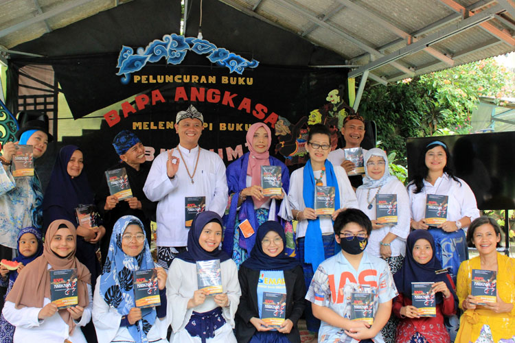 Peluncuran buku Bapa Angkasa oleh Komunitas Penulis Elang Tumaritis. (Foto: Istimewa)