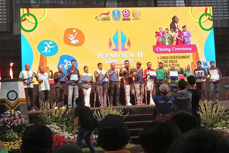 Para atlet Peparprov Kota Kediri saat menerima penghargaan. (Foto: Diskominfo Kota Kediri for TIMES Indonesia)