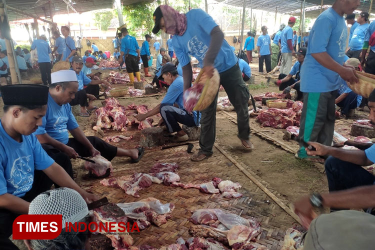 Proses pemotongan hewan kurban di Pondok Pesantren Al Islah Kabupaten Bondowoso. (FOTO: Moh Bahri/TIMES Indonesia)