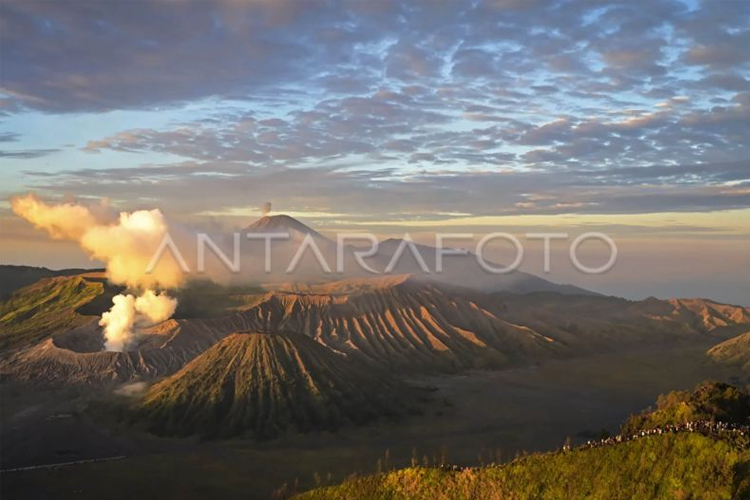 Pemandaan matahari terbit dan kawah gunung Bromo dari Penanjakan Satu Bromo, Kabupaten Pasuruan, Jawa Timur, Kamis (13/6/2024). (ANTARA FOTO/Ahmad Subaidi/rwa)