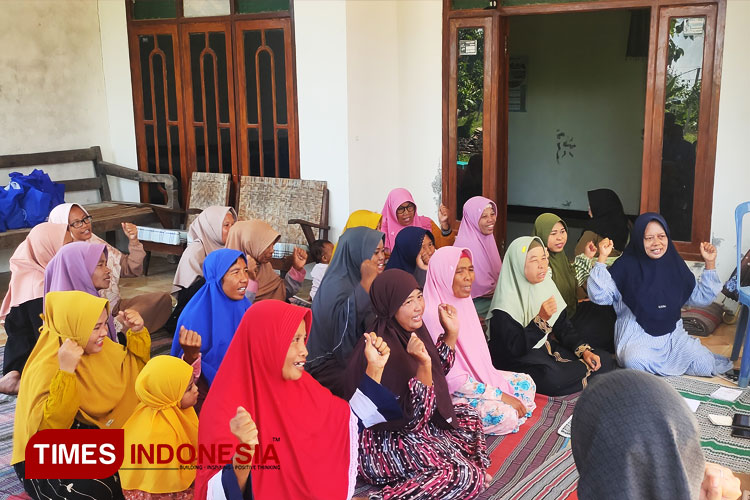 Pertemuan rutin sentra BTPN Syariah Dusun Pulo, Desa Sumberagung, Kecamatan Modo. (FOTO: Ardiyanto/TIMES Indonesia)
