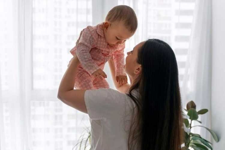 Ibu sedang Memomong Bayi (Foto: Ilustrasi Freepik)