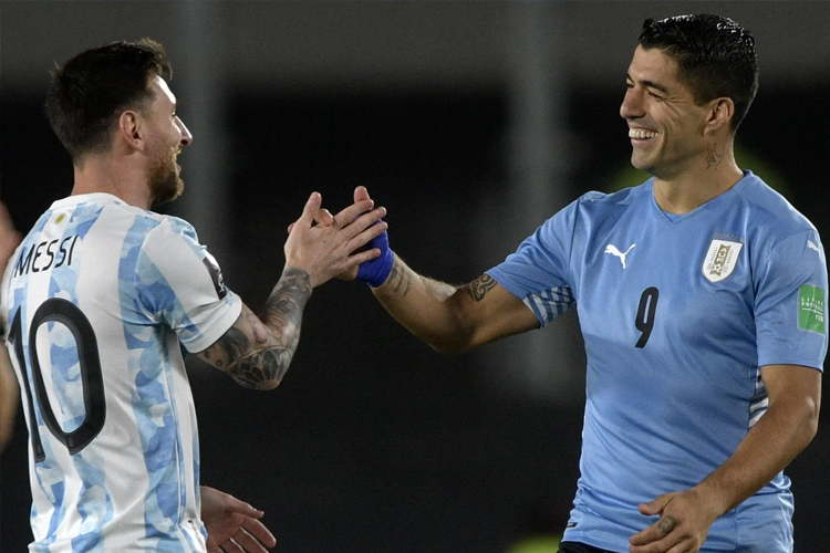 Striker Argentina Lionel Messi dan striker Uruguay Luis Suarez diprediksi akan memainkan partai internasional terakhirnya di Copa America 2024. (foto: copaamerica.com)