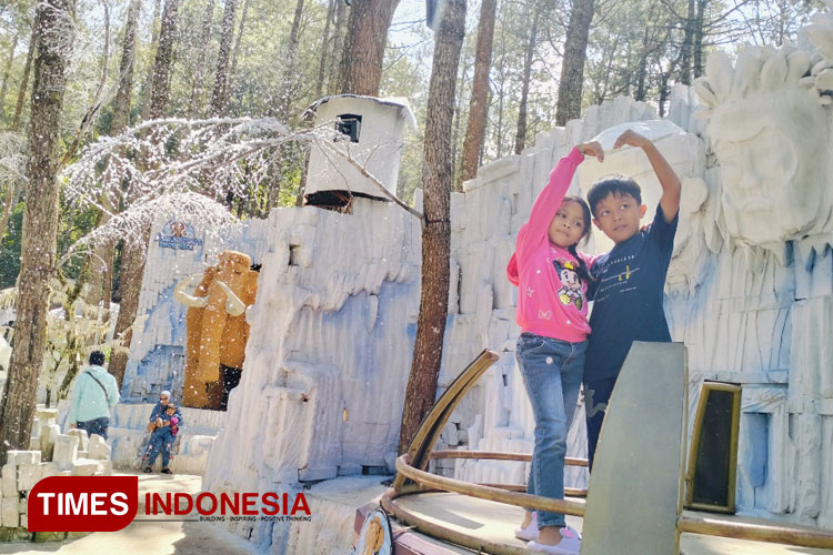 Pengunjung saat menikmati Wahana Salju di Mojosemi Forest Park pada momen libur Idul Adha 1445 H. (Foto: Aditya Candra/TIMES Indonesia).