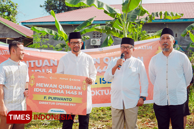 Direktur Operasi Pupuk Kaltim F Purwanto mengunjungi lokasi penyembelihan sapi kurban di Masjid Baitul Islam Loktuan. (Foto: Kusnadi/TIMES Indonesia)