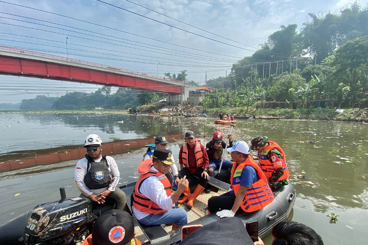 Sekda Jabar Herman Suryatman meninjau kondisi Sungai Citarum di kawasan Jembatan Babakan Sapan (BBS) Batujajar, Desa Selacau, Kecamatan Batujajar, Kabupaten Bandung Barat, Selasa (18/6/2024). (Foto: Biro Adpim Jabar)