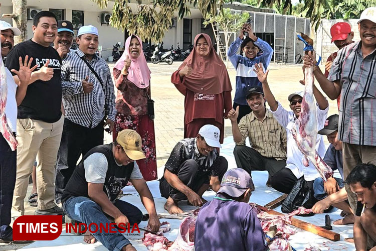 H. Puguh Wiji Pamungkas bersama masyarakat sedang melakukan proses pemotongan hewan Qurban. (FOTO: AJP TIMES Indonesia)