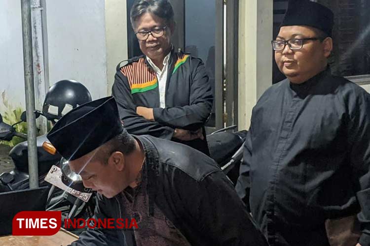Arismaya (berjaket) dan Jaddin (kanan), dinyatakan lolos vermin sebagai pasangan bakal calon Bupati -Wakil Bupati Jember. (M. Abdul Basid/TIMES Indonesia)