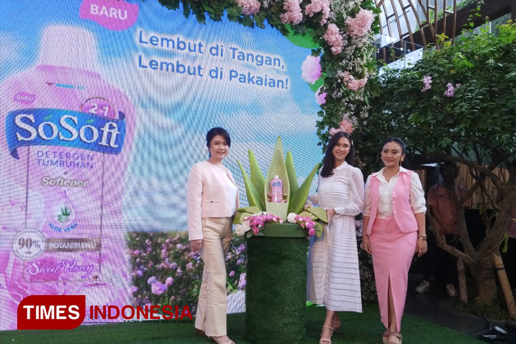 Artis Nana Mirdad saat melaunching produk SoSoft 2in1. (FOTO: Susi/TIMES Indonesia)