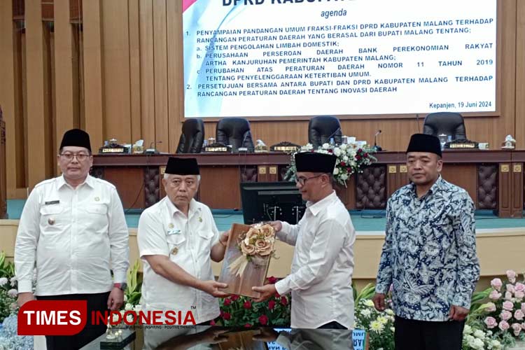 Penyerahan dokumen naskah Raperda Inovasi Daerah usai mendapatkan persetujuan bersama oleh Bupati Malang, HM Sanusi kepada Ketua DPRD Kabupaten Malang Darmadi, di gedung dewan, Rabu (19/6/2024) sore. (Foto Amin/TIMES Indonesia)