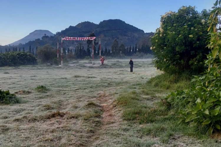 Fenomena embun es ke 5 tahun 2024 di Dataran Tinggi Dieng (DTD) Banjarnegara. (Foto: Dok Dhimas Ferdianto via Aryadi Darmanto)