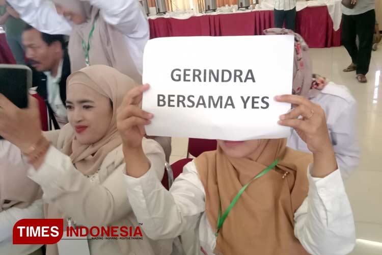 Peserta menunjukkan kertas bertuliskan Gerindra bersama Pak Yes pada Rapimcab DPC Partai Gerindra Kabupaten Lamongan di lantai 2 Grand Hotel Mahkota, Rabu (19/6/2024), Foto : Moch. Nuril Huda/TIMES Indonesia)