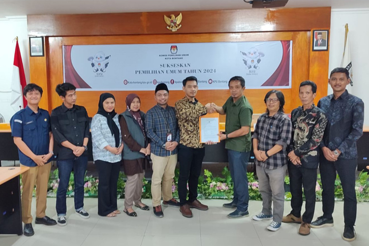 Ketua KPU Bontang menyerahkan hasil Rapat Pleno KPU Bontang terkait verifikasi administrasi pasangan Basri Rase -Chusnul Dhihin (Foto: KPU Bontang)