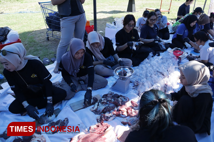 Karyawan Gresmall saat pengemasan dan penyembelihan hewan kurban (Foto: Akmal/TIMES Indonesia).