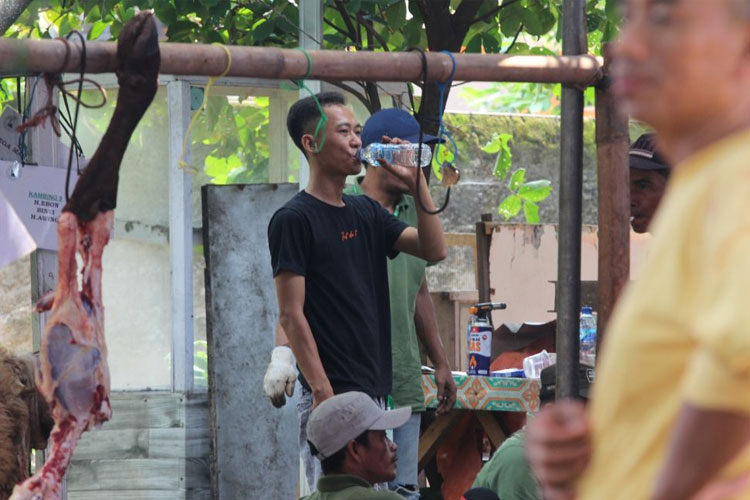 Orang Sedang Minum (foto: Sony)