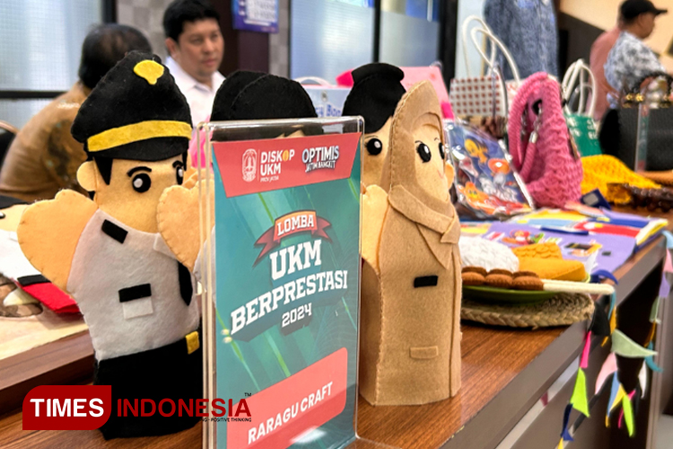 Finalis dengan membawa produk berfoto bersama para dewan juri usai melakukan presentasi, Rabu (19/6/2024). (Foto: Lely Yuana/TIMES Indonesia)
