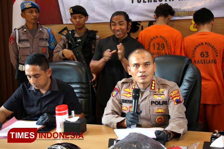 Polresta Magelang, Kombes Pol Mustofa, S.I.K., M.H., didampingi Kasatreskrim Rifeld Constantien Baba, S.I.K, M.H. saat memberikan keterangan terkait tawuran 2 kelompok remaja. (Foto: Hermanto/ TIMES Indonesia)