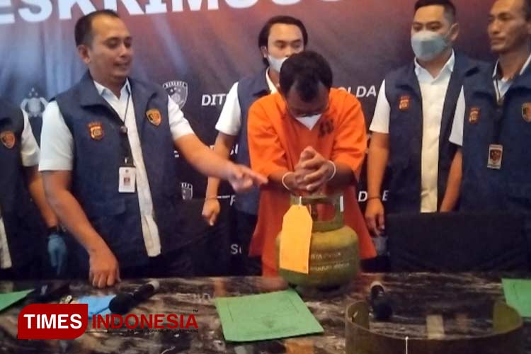 Tersangka pengoplosan gas bersubsidi saat mempraktikkan cara pengoplosan di depan awak media. (Foto: Susi/TIMES Indonesia)