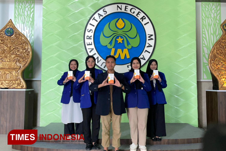 Tim AProTechtion pencipta Sunblock nano berbahan dasar kulit apel dan daun pegagan. (Foto: Tim AProTechtion/TIMES Indonesia).