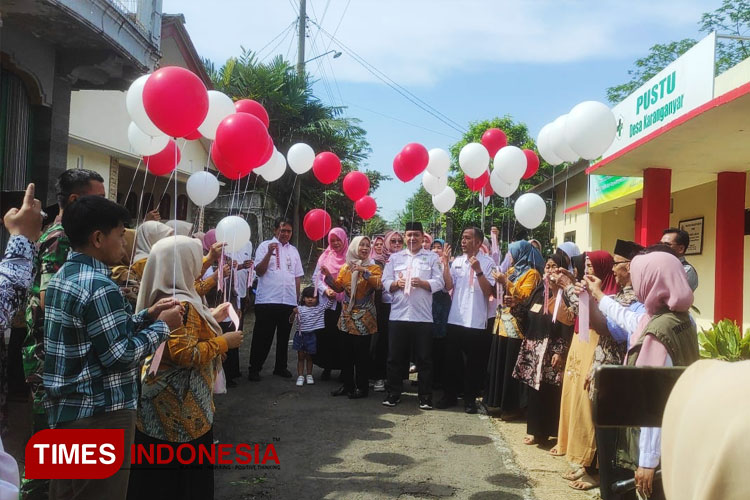 Launching Integrasi Layanan Primer (ILP) Posyandu Margo Utomo dan Pustu Desa Karanganyar ditandai dengan pelepasan balon. (FOTO: Muchlas Hamidi/TIMES Indonesia)