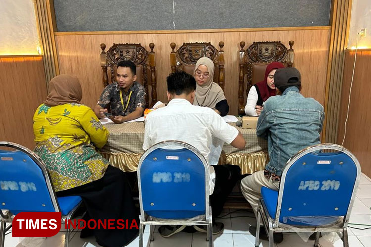 Account Representative (AR) KPP Pratama Probolinggo melakukan rekonsiliasi atas data setoran pajak pusat. (FOTO: AJP TIMES Indonesia)