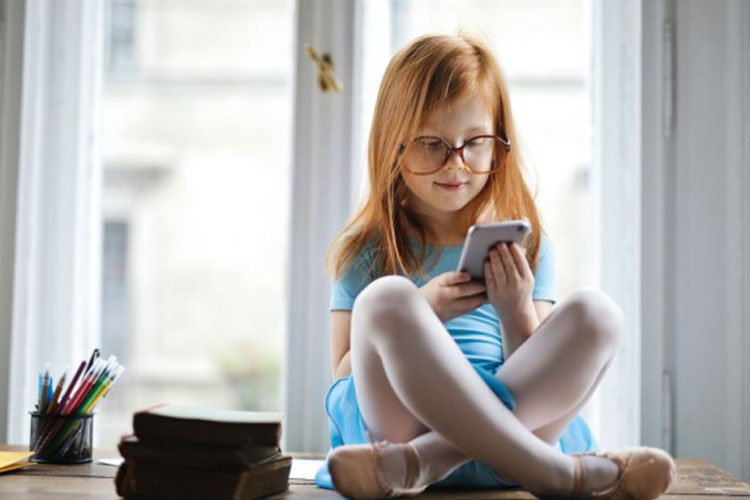 Ilustrasi - Anak bermain Gadget. (FOTO: pexels/Andrea Piacquadio)