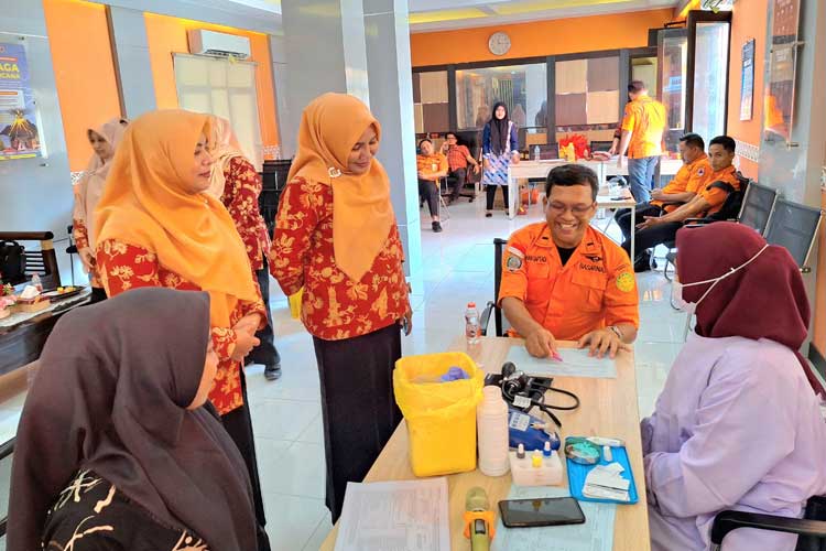 Ketua DWP BPBD Jatim, Rahmawaty Gatot Soebroto bersama jajaran saat meninjau donor darah di Kantor BPBD Jatim, Kamis (20/6/2024). (FOTO: Dok. Humas BPBD Jatim)