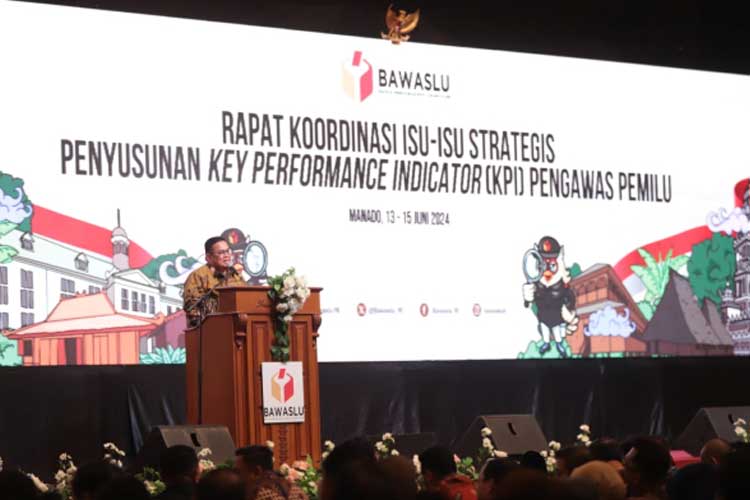 Ketua Bawaslu RI Rahmat Bagja saat membuka Rapat Koordinasi terkait Penyusunan Key Performance Indicator (KPI) Pengawas Pemilu di Sulawesi Utara, Kamis (13/6/2024). (Foto: Bawaslu) 
