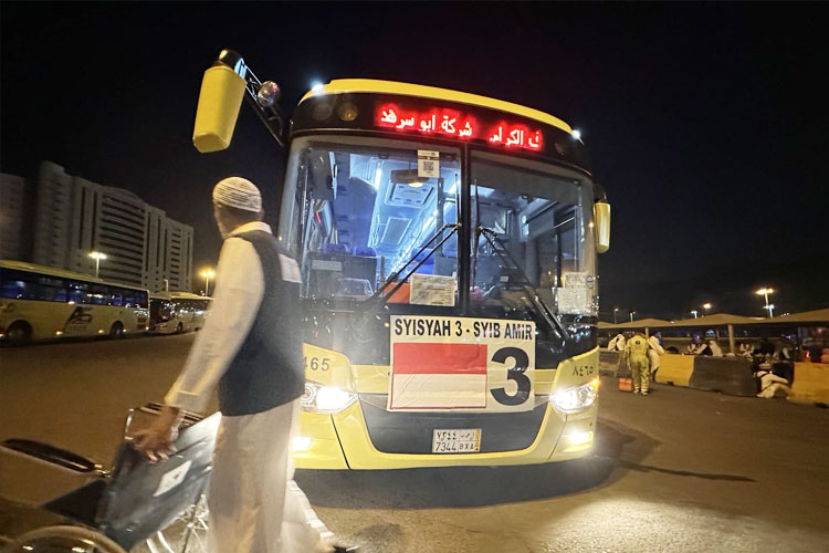 Bus shalawat yang 24 jam melayani mobilitas jemaah haji Indonesia menjadi salah satu inovasi Kemenag RI selama musim haji 2024. (FOTO: MCH 2024 Kemenag RI)