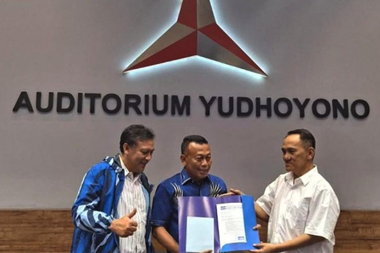 Sugiri Sancoko calon bupati Ponorogo menerima surat tugas dari DPP Partai Demokrat. (Foto: DPP Partai Demokrat)
