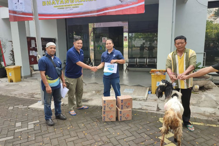 Danone-Indonesia-bagi-kurban.jpg