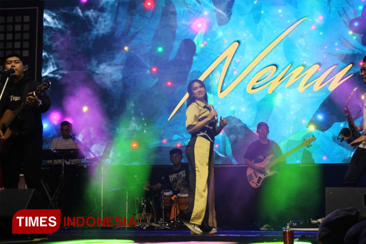 Penampilan atraktif Happy Asmara di atas panggung (FOTO: Yobby/TIMES Indonesia)