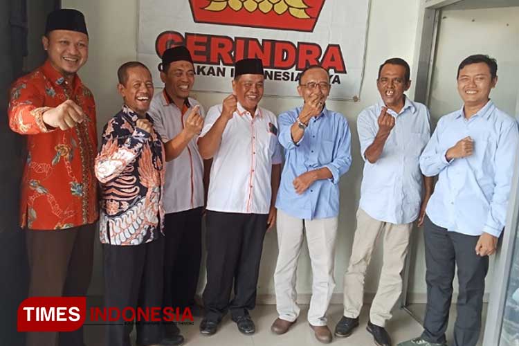 Pengurus partai PKS dan Gerindra melakukan pose bersama setelah mengadakan pertemuan di kantor Gerindra. (Foto: Ragil/TIMES Indonesia)