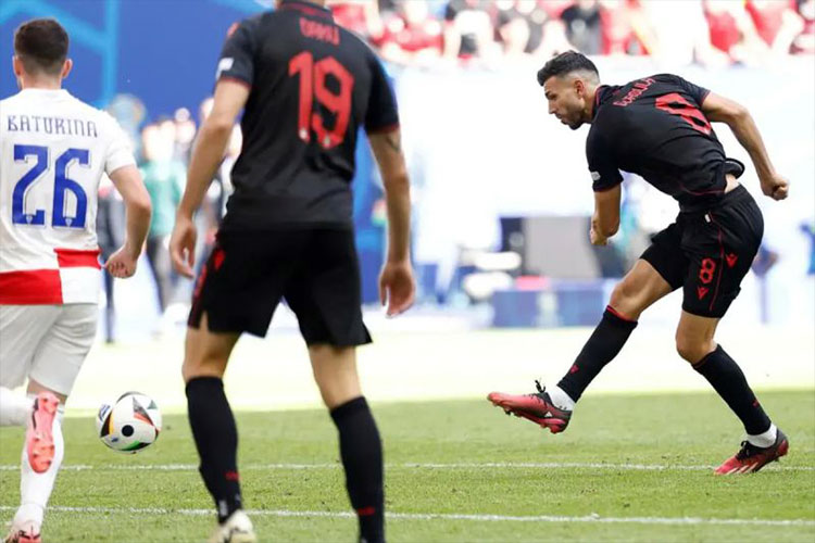 Pemain Albania Klaus Gjasula mencetak gol penyeimbang lawan Kroasia dalam pertandingan Grup B Piala Eropa 2024 di Volksparkstadion, Hamburg pada Rabu (19/6/2024). (Foto: ANTARA/Dok-UEFA)