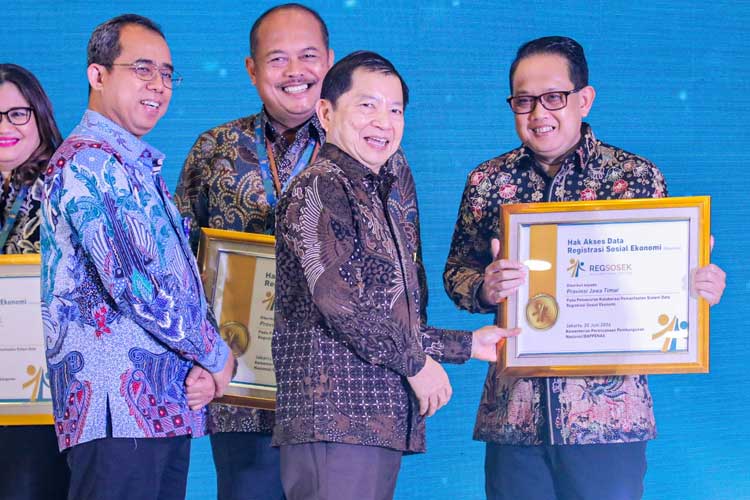 Pj Gubernur Adhy secara simbolis menerima hak akses pemanfaatan data Regsosek oleh Menteri PPN/Bappenas RI Suharso Monoarfa di Jakarta, Kamis (20/6/2024). (Foto: Dok. Humas Pemprov Jatim)