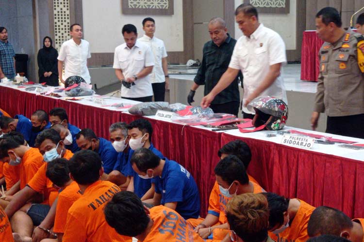 Barang bukti sajam dan alat pendukung lainnya berhasil diamankan dalam operasi sikat semeru Polda Jatim.