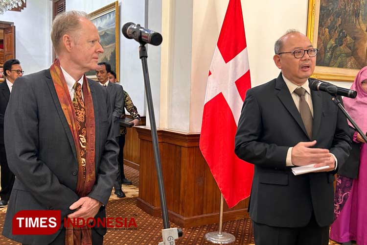 Pj Sekdaprov Jatim Bobby Soemiarsono bersama Duta Besar Denmark untuk Indonesia H.E. Sten Frimodt Nielsen di Gedung Negara Grahadi, Kamis (20/6/2024).(Foto : Lely Yuana/TIMES Indonesia)