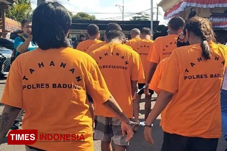 Tersangka pengedar narkoba digiring polisi dalam konferensi pers Polres Badung. (Foto: Susi/TIMES Indonesia)