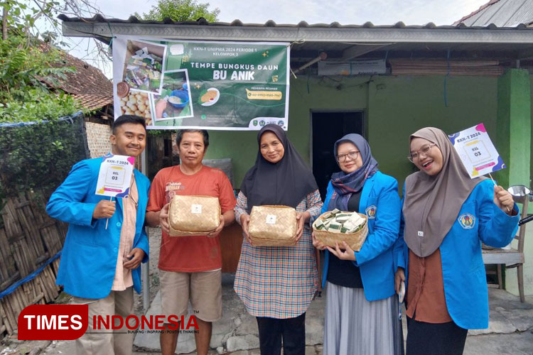 Tim mahasiswa KKN UNIPMA bersama pemilik UMKM Tempe Bungkus, Bu Anik. (Foto: Humas UNIPMA for TIMES Indonesia)