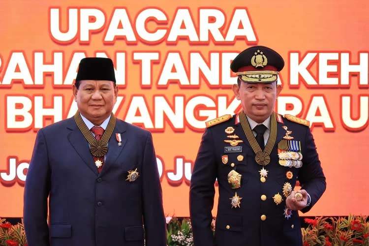 Menteri Pertahanan Prabowo Subianto bersama Kapolri Jenderal Pol Listyo Sigit saat Penyerahan Bintang Bhayangkara Utama di Rupatama Mabes Polri, Jakarta, pada Kamis (20/6/2024). (FOTO: Humas Polri for TIMES Indonesia)